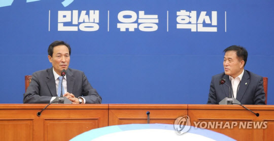 우상호 더불어민주당 비상대책위원장이 21일 오후 서울 여의도 국회 대표실을 예방한 이진복 대통령실 정무수석과 대화하고 있다. <연합뉴스>
